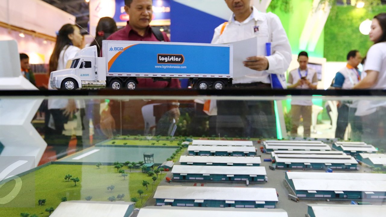 Pengunjung melihat maket kawasan logistik Bhanda Ghara Reksa (BGR) BUMN bidang logistik IBD Expo 2016 di Jakarta, Kamis (8/9). Saat ini BGR mempersiapkan untuk menunjang kegiatan bisnis yang ada dalam Holding BUMN Pangan. (Liputan6.com/Fery Pradolo)