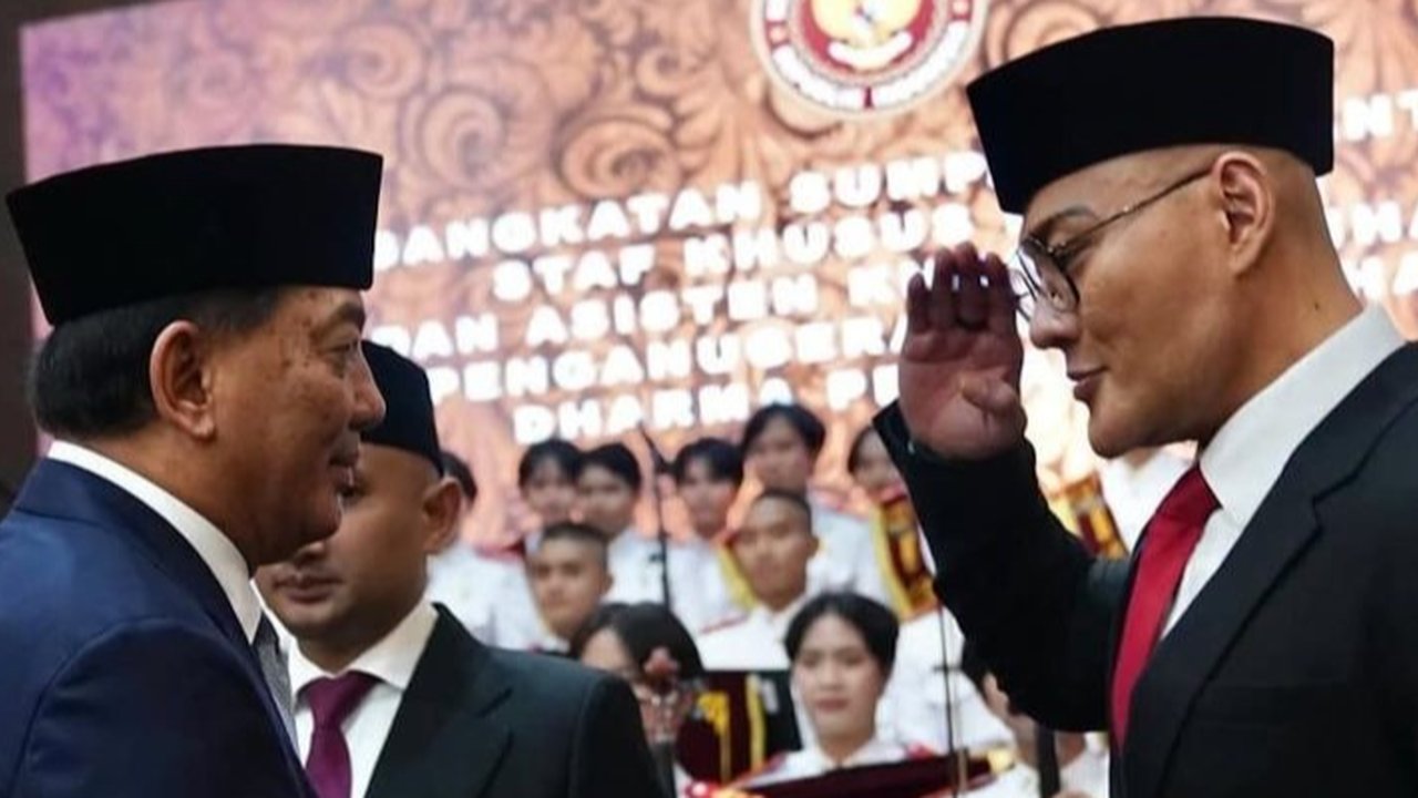 Deddy Corbuzier ditunjuk sebagai Staf Khusus Menteri Pertahanan (Menhan) bidang komunikasi sosial dan publik, memanfaatkan pengaruhnya di media sosial untuk sosialisasi program Kemhan.