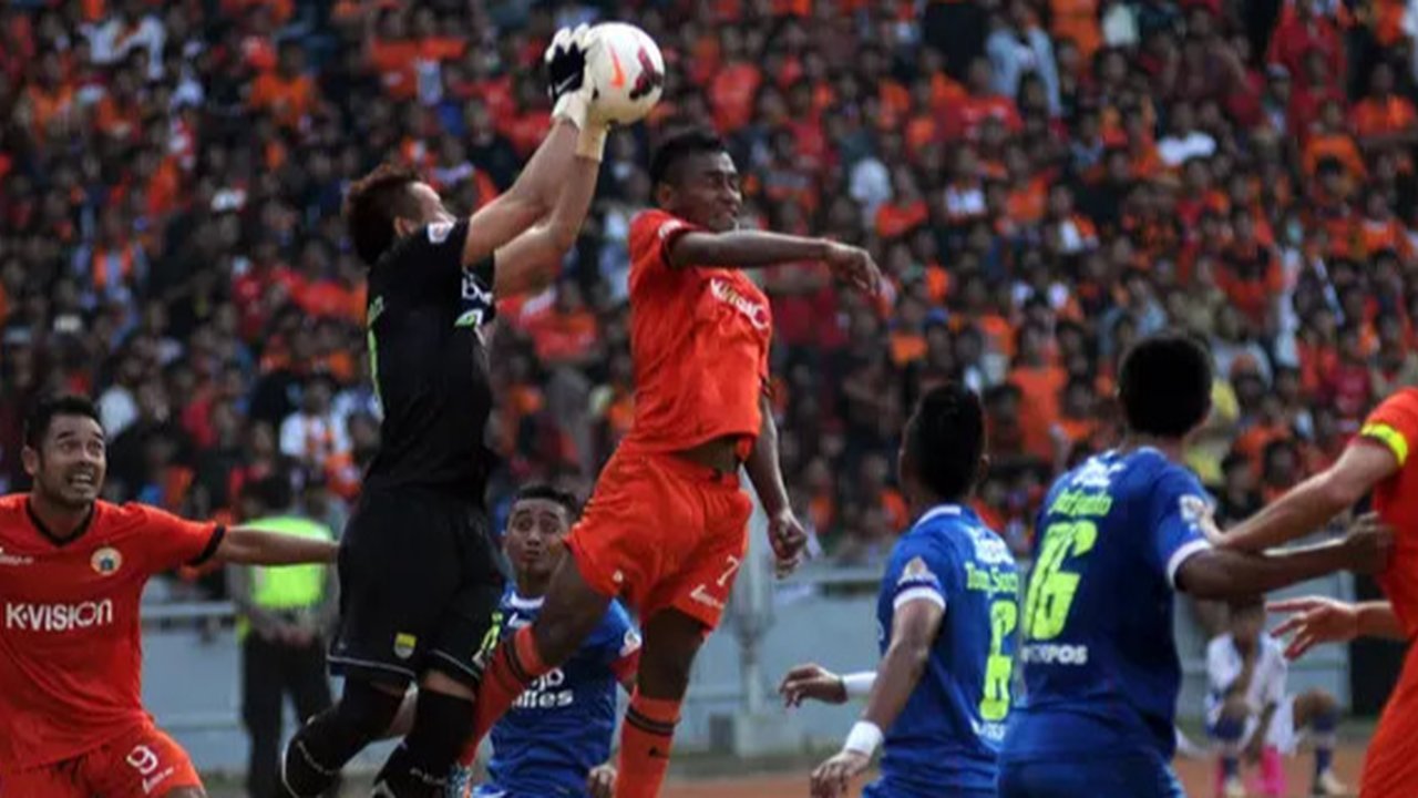 Penyerang Persib Bandung, Ciro Alves turun dari kendaraan rantis sebelum laga melawan Persija Jakarta di Stadion Patriot Candrabhaga, Bekasi, Jawa Barat, Sabtu (2/9/2023) siang. (Bola.com/Her