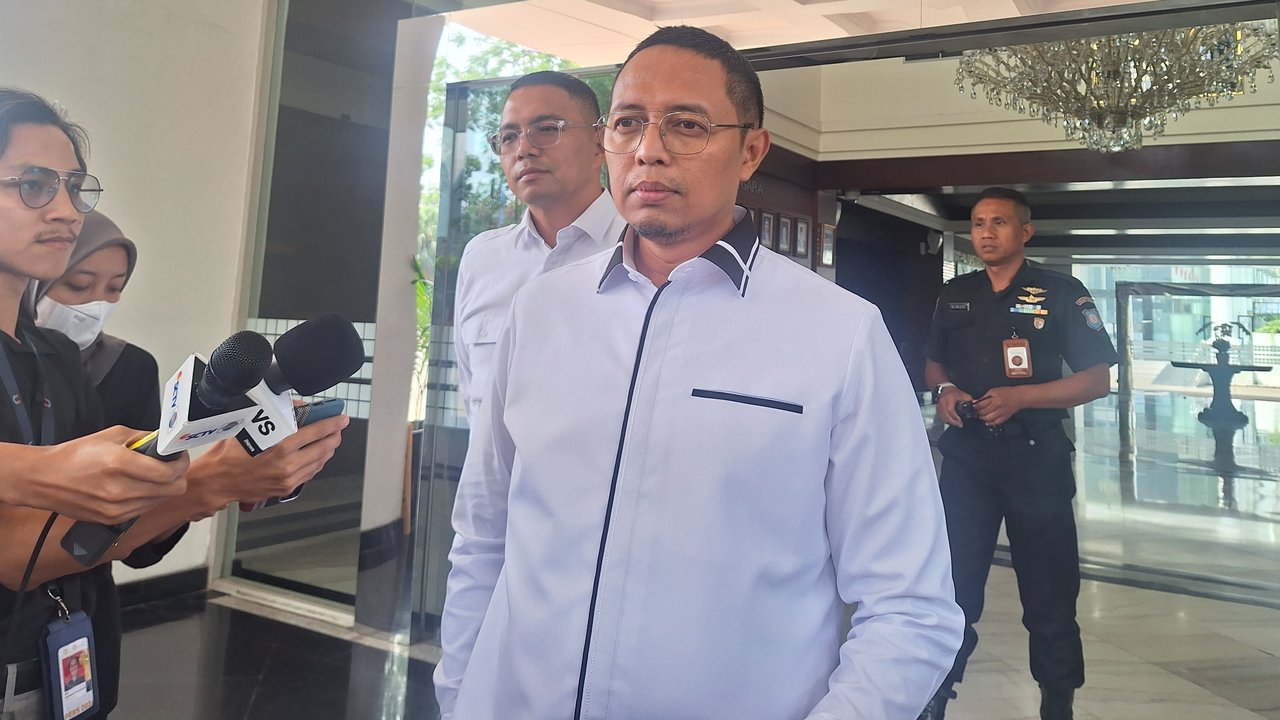 Hasan Nasbi. Ia adalah seorang konsultan politik Indonesia yang sejak 19 Agustus 2024 menjabat sebagai Kepala Kantor Komunikasi Kepresidenan. Hasan Nasbi merupakan salah satu Juru Bicara Tim Kampanye Nasional Prabowo Subianto–Gibran Rakabuming Raka untuk pemilihan umum Presiden Indonesia 2024. (Liputan6.com/Angga Yuniar)