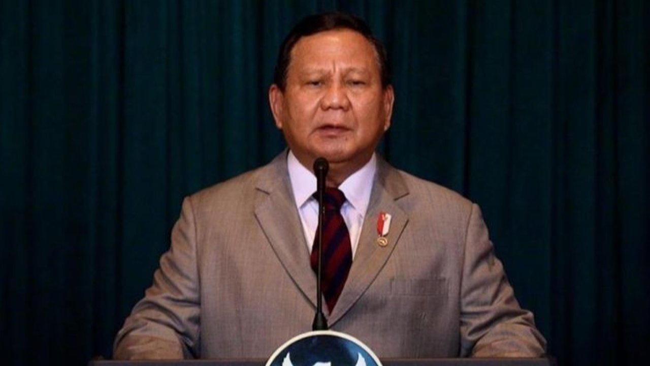 Presiden Prabowo Subianto mengumumkan peluncuran Badan Pengelola Investasi Daya Anagata Nusantara (Danantara), dana kekayaan negara baru senilai US$ 900 miliar, pada 24 Februari 2025 mendatang, yang akan berfokus pada investasi berkelanjutan.