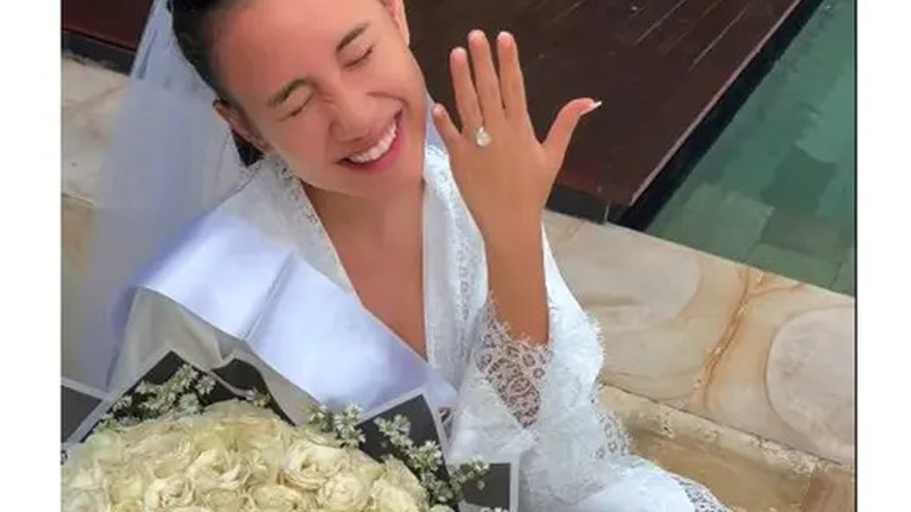 Potret kejutan bridal shower Shenina Cinnamon dari sahabat. (sumber: Instagram/ameliapratiwi47)
