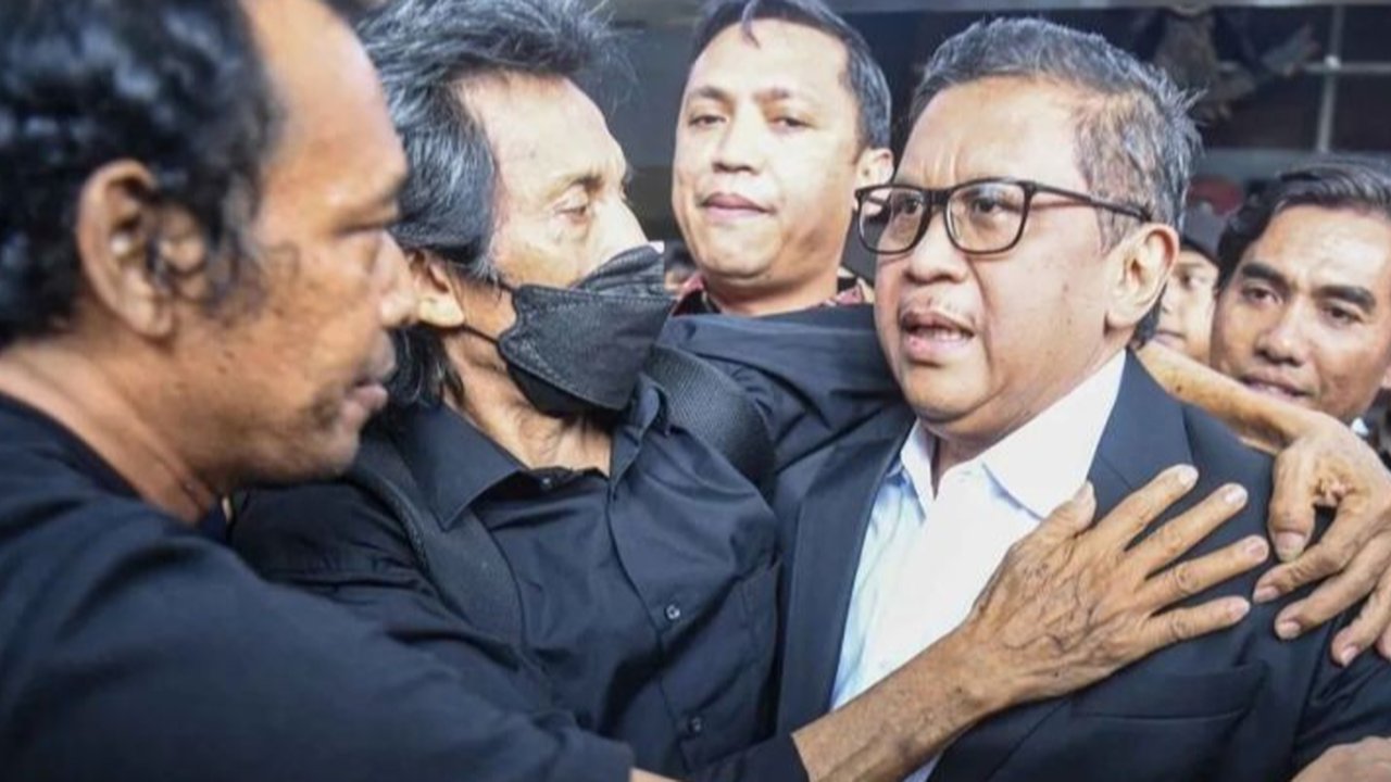 Tim kuasa hukum Hasto Kristiyanto menilai bukti yang diajukan KPK dalam sidang praperadilan kasus dugaan suap Harun Masiku cacat formil, sehingga mempertanyakan keabsahan proses hukum tersebut.