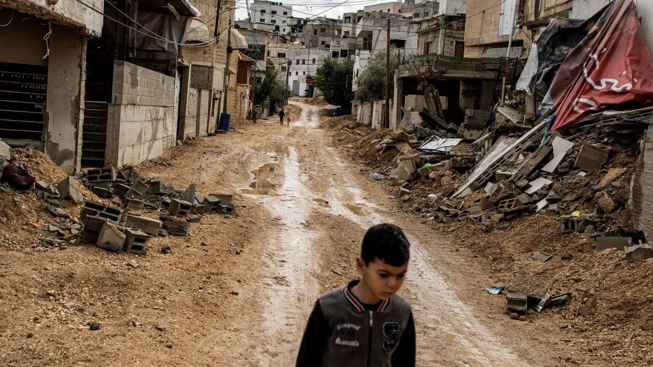 Seorang bocah Palestina melewati jalan yang dihancurkan oleh pasukan Israel selama operasi militer besar-besaran di Kota Jenin, wilayah Tepi Barat yang diduduki Israel, pada 13 Februari 2025.