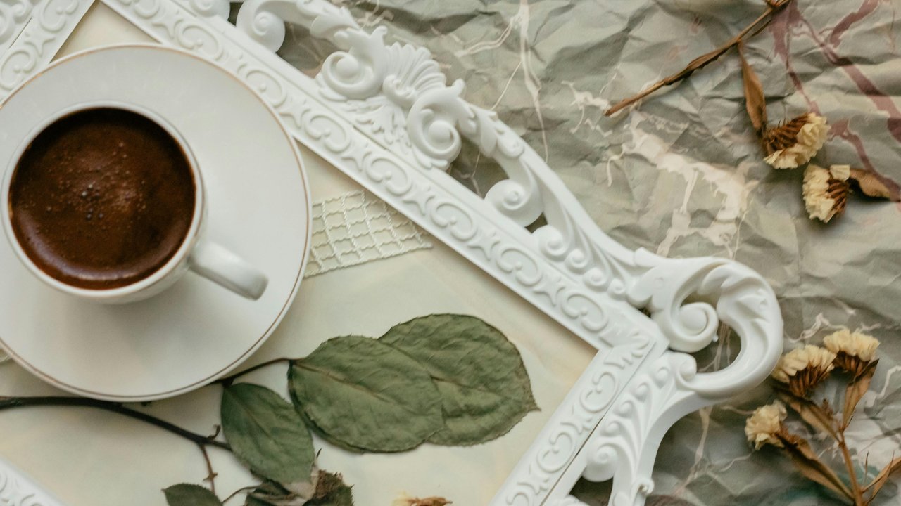 3. Daun Sirih dan Madu: Kaya Akan Khasiat | copyright pexels.com/Sedanur Kunuk