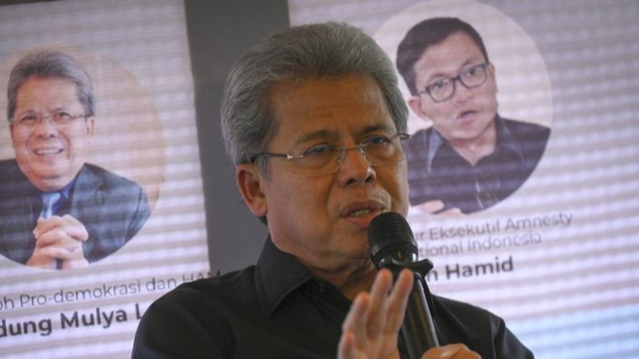 Kuasa hukum Hasto Kristiyanto, Todung Mulya Lubis, menduga penyidik KPK melakukan pelanggaran hukum dengan menetapkan kliennya sebagai tersangka, didasarkan pada tekanan saksi dan penggunaan bukti lama yang sudah tidak relevan.