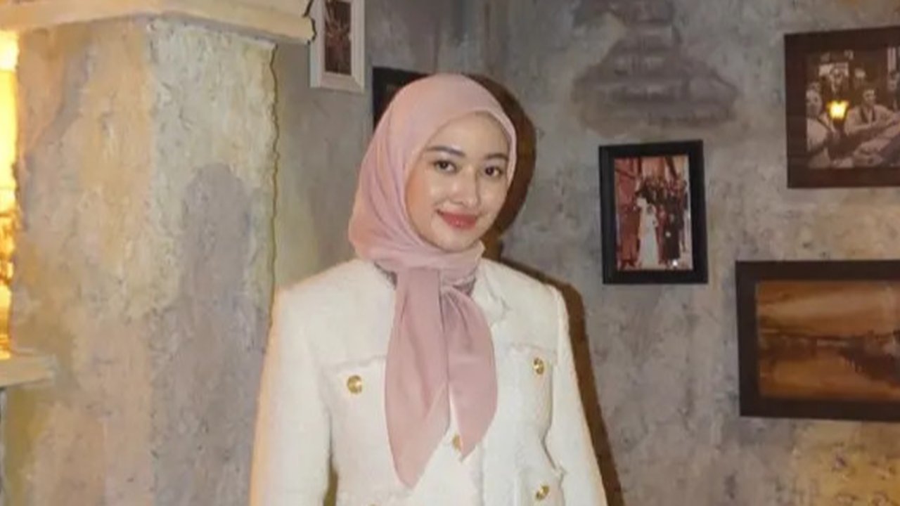 Kini putuskan tampil berhijab, lihat di sini tampilan Puteri Modiyanti, putri Tommy Soeharto dan Sandy Harun yang memancarkan pesona old money yang khas. [@putmod].