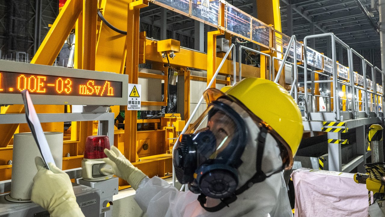Seorang staf mengunjungi sistem penghilangan multi-nuklida di Pembangkit Listrik Tenaga Nuklir (PLTN) Fukushima Daiichi milik Tokyo Electric Power Company (TEPCO) di Okuma, Prefektur Fukushima, Jepang, 20 Januari 2023. Badan Energi Atom Internasional (IAEA) mengatakan rilis itu memenuhi standar internasional dan “tidak akan membahayakan lingkungan”. (Philip FONG/AFP)