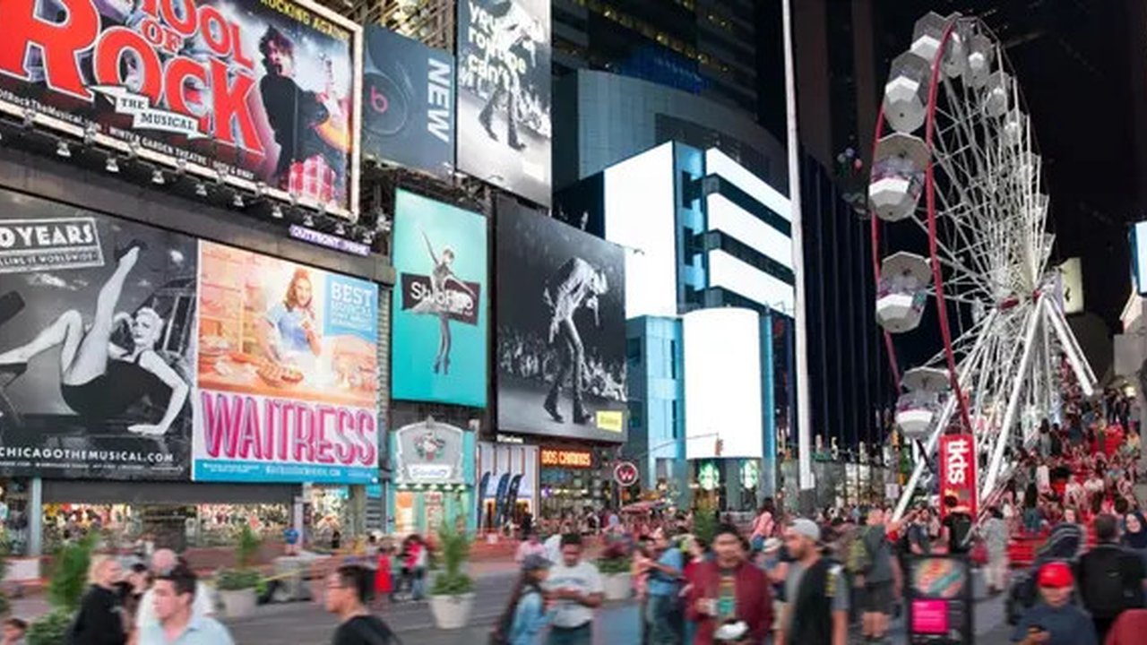 Kincir ria atau bianglala yang terdapat di Times Square, Kota New York dari 25 Agustus hingga 12 September. (dok. timessquarenyc.org)