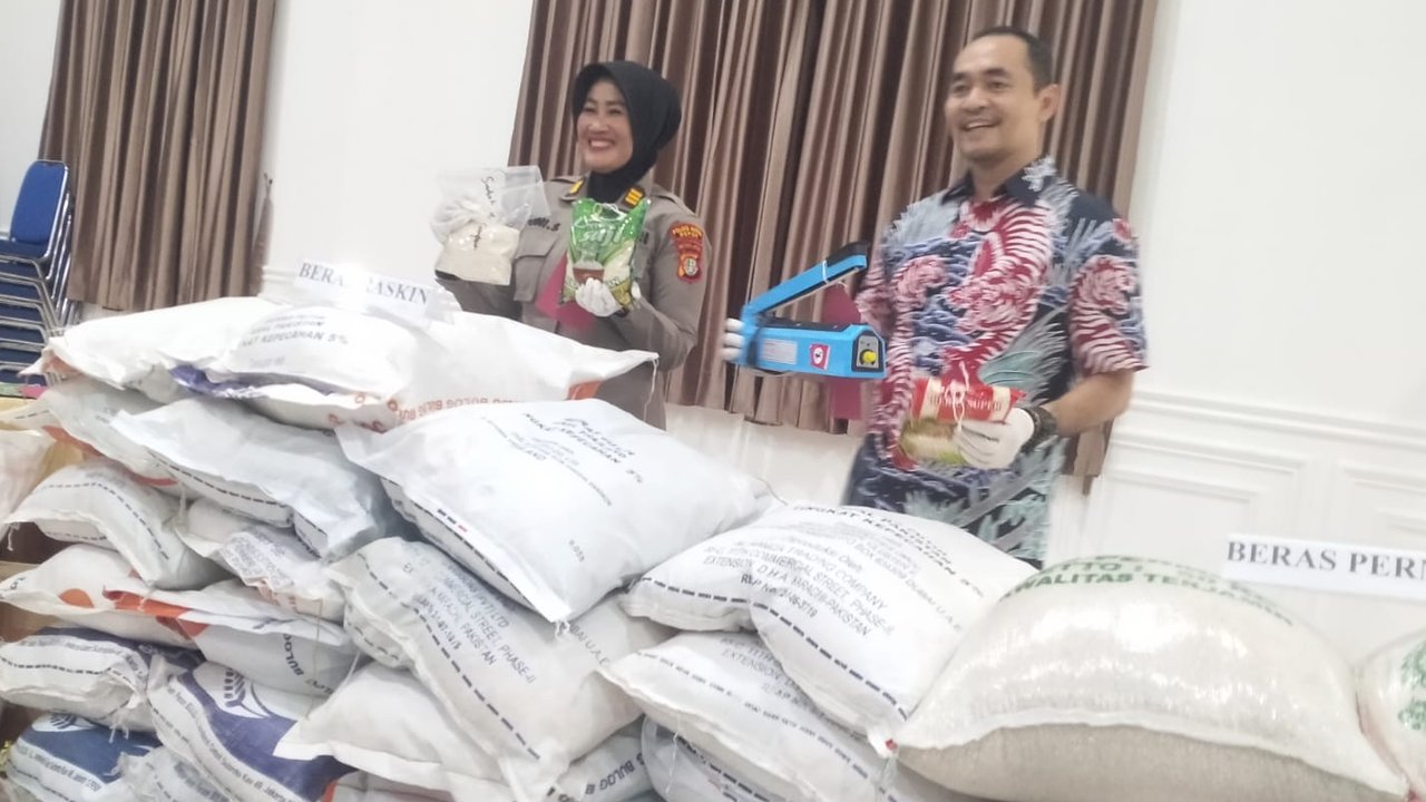 Polisi Ciduk Penjual Beras Oplosan