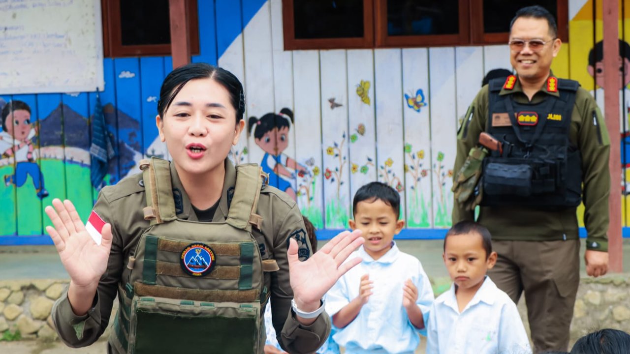 brigadir cantik hibur anak papua