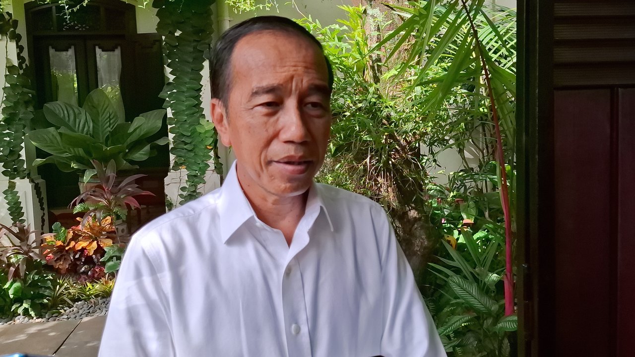 Presiden ke-7 RI Jokowi merespon terkait pernyataan Presiden RI Prabowo Subianto terkait adanya pihak-pihak yang ingin memisahkannya.(Liputan6.com/Fajar Abrori)