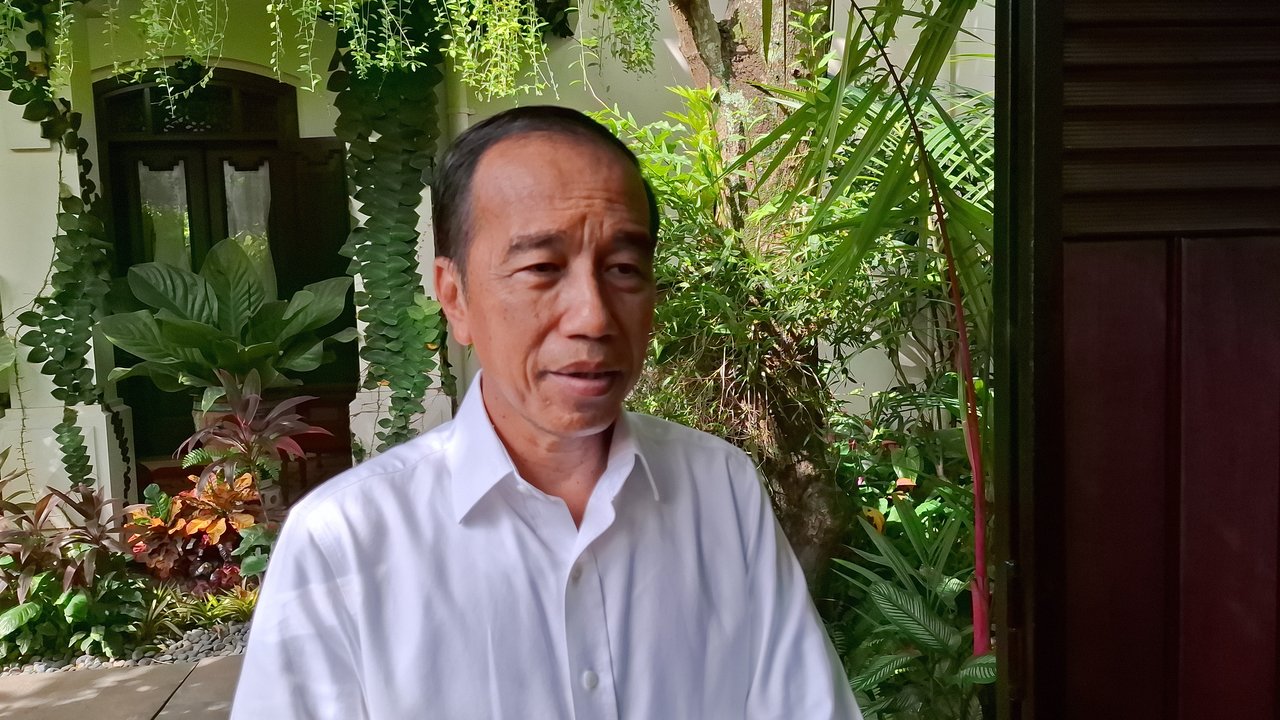 Presiden ke-7 RI Jokowi merespon terkait pernyataan Presiden RI Prabowo Subianto terkait adanya pihak-pihak yang ingin memisahkannya.(Liputan6.com/Fajar Abrori)