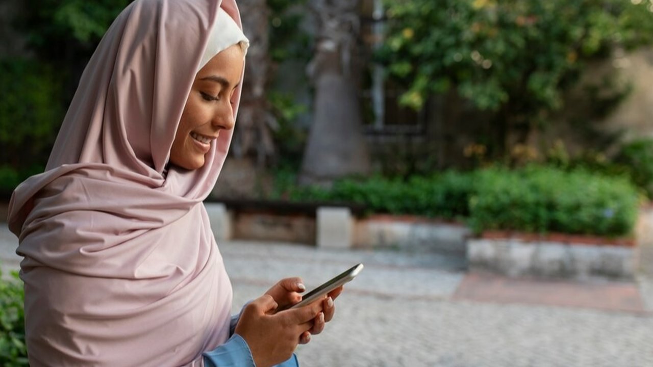 Ilustrasi Pakai Aplikasi Muslim