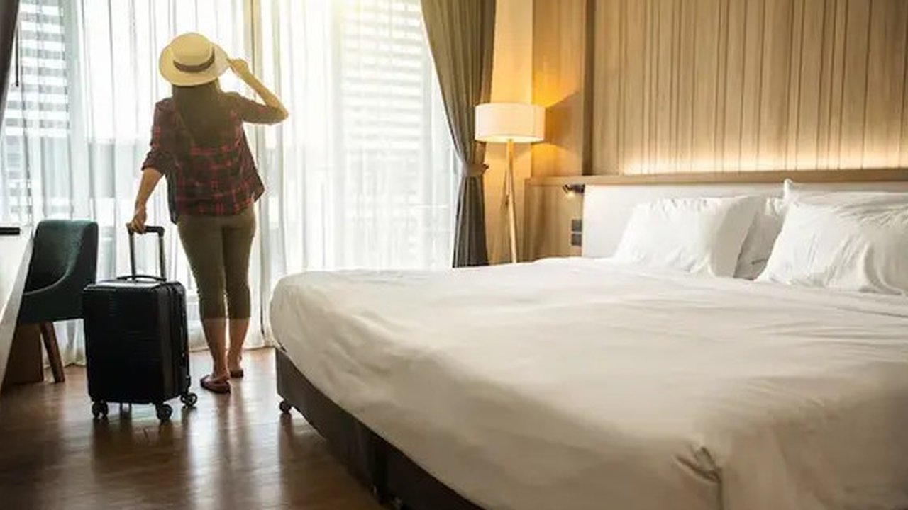 Ilustrasi hotel. Saat ini, tren staycation semakin populer dengan banyaknya wisatawan yang berburu tempat tidak hanya estetik tetapi juga dekat dengan tempat menarik atau hype.