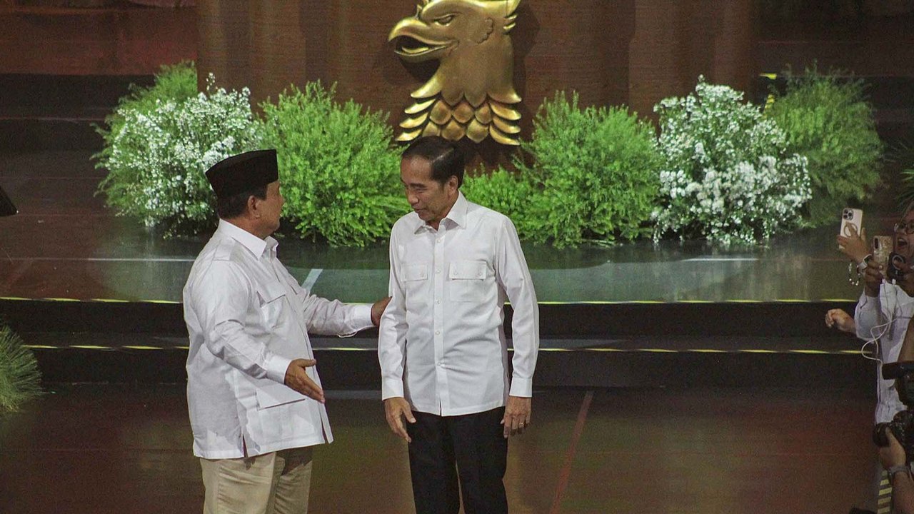 Presiden yang juga Ketua Umum Partai Gerindra Prabowo Subianto (kiri) bersama Presiden Ke-7 Joko Widodo saat perayaan HUT Ke-17 Partai Gerindra di Sentul International Convention Center, Bogor, Jawa Barat, Sabtu (15/2/2025).