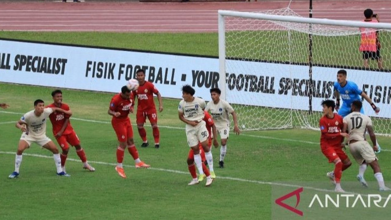 Gol spektakuler Rosad Setiawan di menit ke-10 membawa Semen Padang FC unggul atas Persita di babak pertama pekan ke-23 Liga 2, Jumat (14/2), meskipun Persita mendapat penalti yang berhasil digagalkan kiper Semen Padang.
