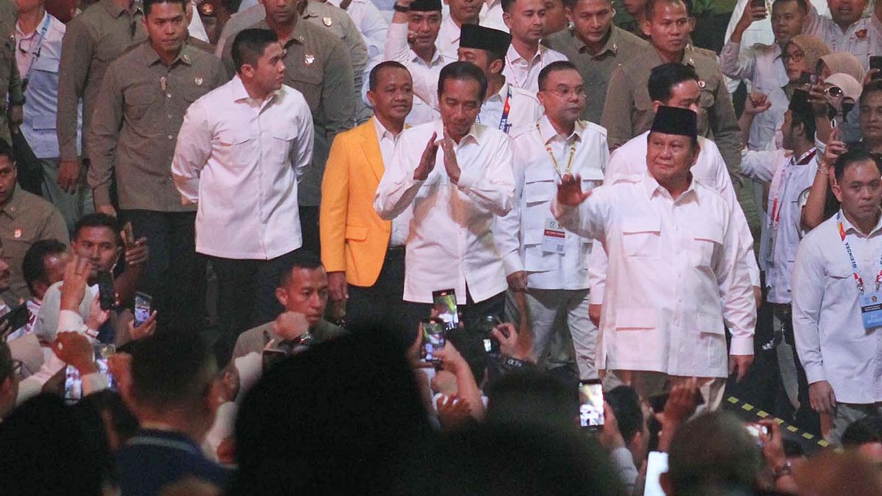 Presiden yang juga Ketua Umum Partai Gerindra Prabowo Subianto (kiri) bersama Presiden Ke-7 Joko Widodo saat perayaan HUT Ke-17 Partai Gerindra di Sentul International Convention Center, Bogor, Jawa Barat, Sabtu (15/2/2025).