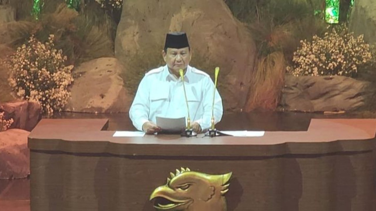 Presiden Prabowo Subianto menanggapi santai kritik soal Kabinet Merah Putih yang dinilai gemuk, dengan membandingkan jumlah menteri di Timor Leste dan kompleksitas Indonesia yang seluas Eropa.
