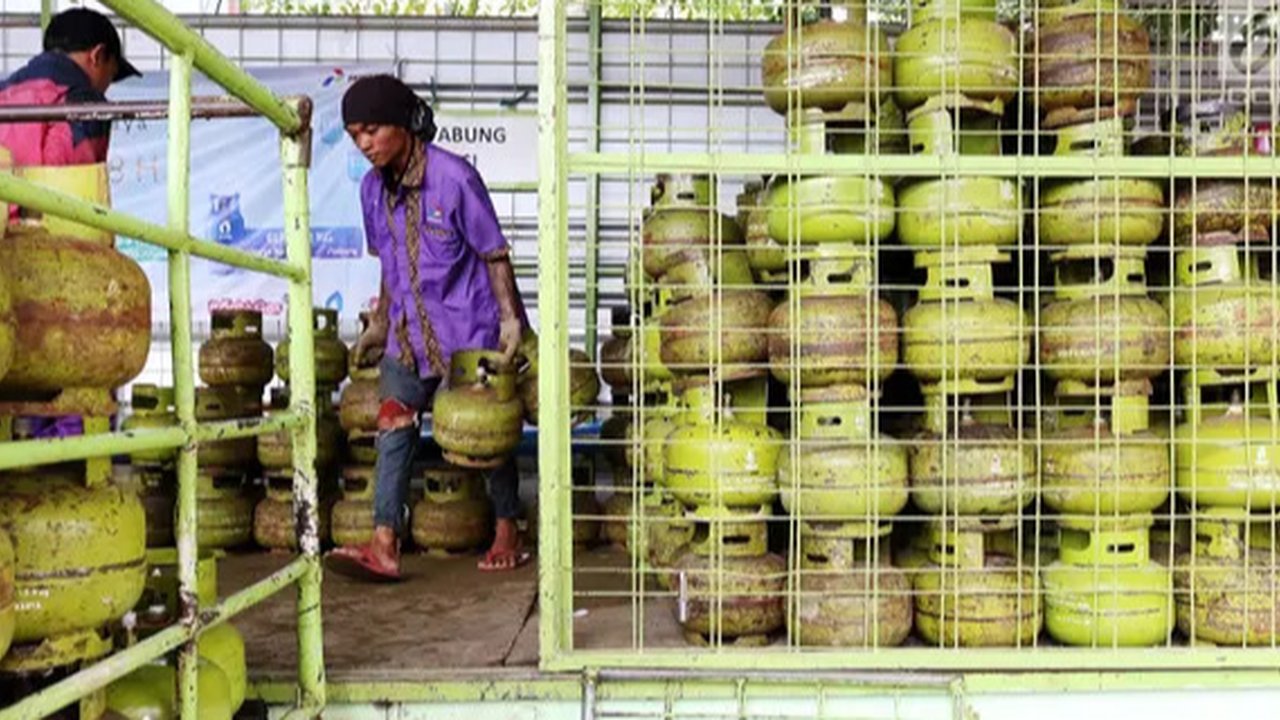 PT Pertamina Patra Niaga menginformasikan, total konsumen yang berhak melakukan pembelian tabung gas bersubsidi LPG 3 kg sekitar 6,7 juta orang. (Liputan6.com/Angga Yuniar)