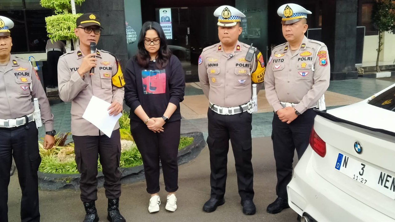 Pengemudi BMW Cantik di Malang Pakai Plat Nyeleneh ’N 3 NEN’