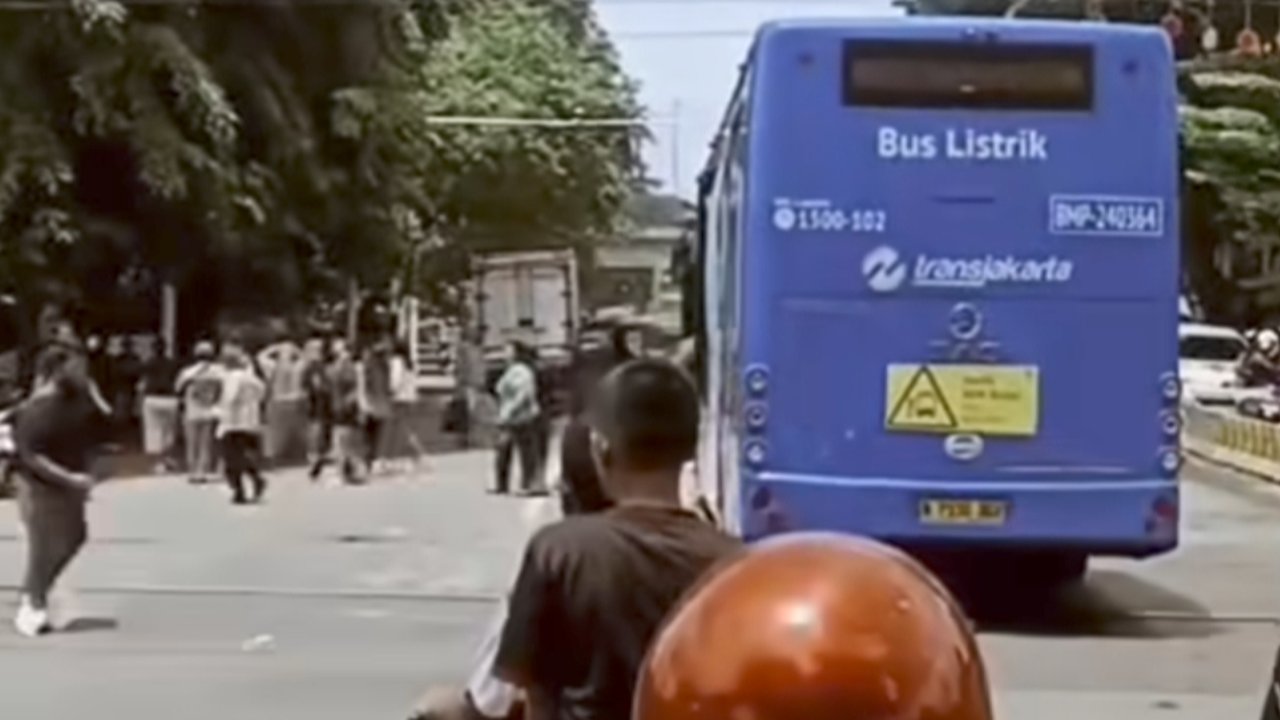 Penumpang Panik Berhamburan Saat Bus Transjakarta Terjebat di Rel Kereta