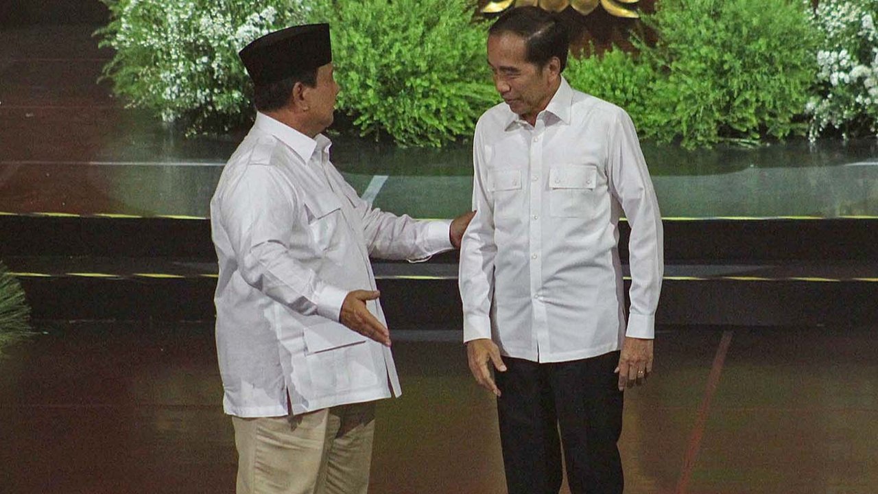 Presiden yang juga Ketua Umum Partai Gerindra Prabowo Subianto (kiri) bersama Presiden Ke-7 Joko Widodo saat perayaan HUT Ke-17 Partai Gerindra di Sentul International Convention Center, Bogor, Jawa Barat, Sabtu (15/2/2025).
