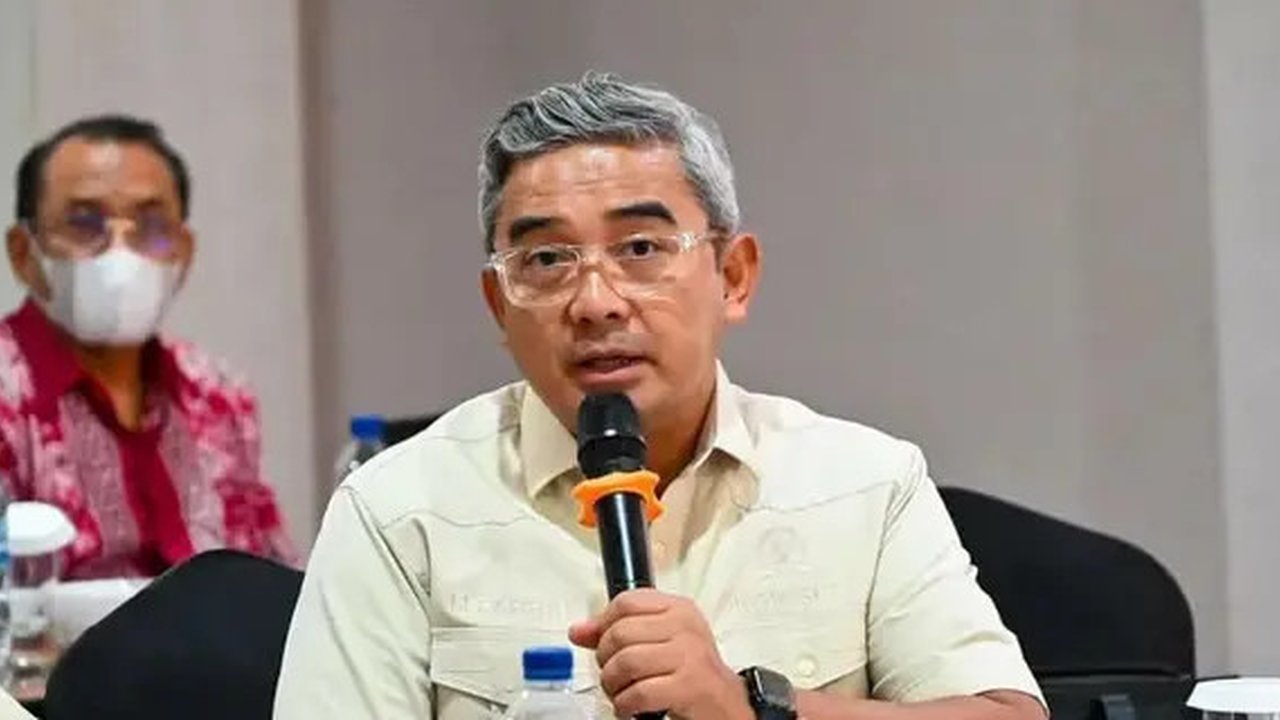 Penyiar radio dan presenter Farhan berlaga di Pilkada Bandung 2024. Didampingi Erwin, ia unggul dalam proses hitung cepat dengan 44,15 persen suara. (Foto: Dok. Instagram @dprri_nasdem)