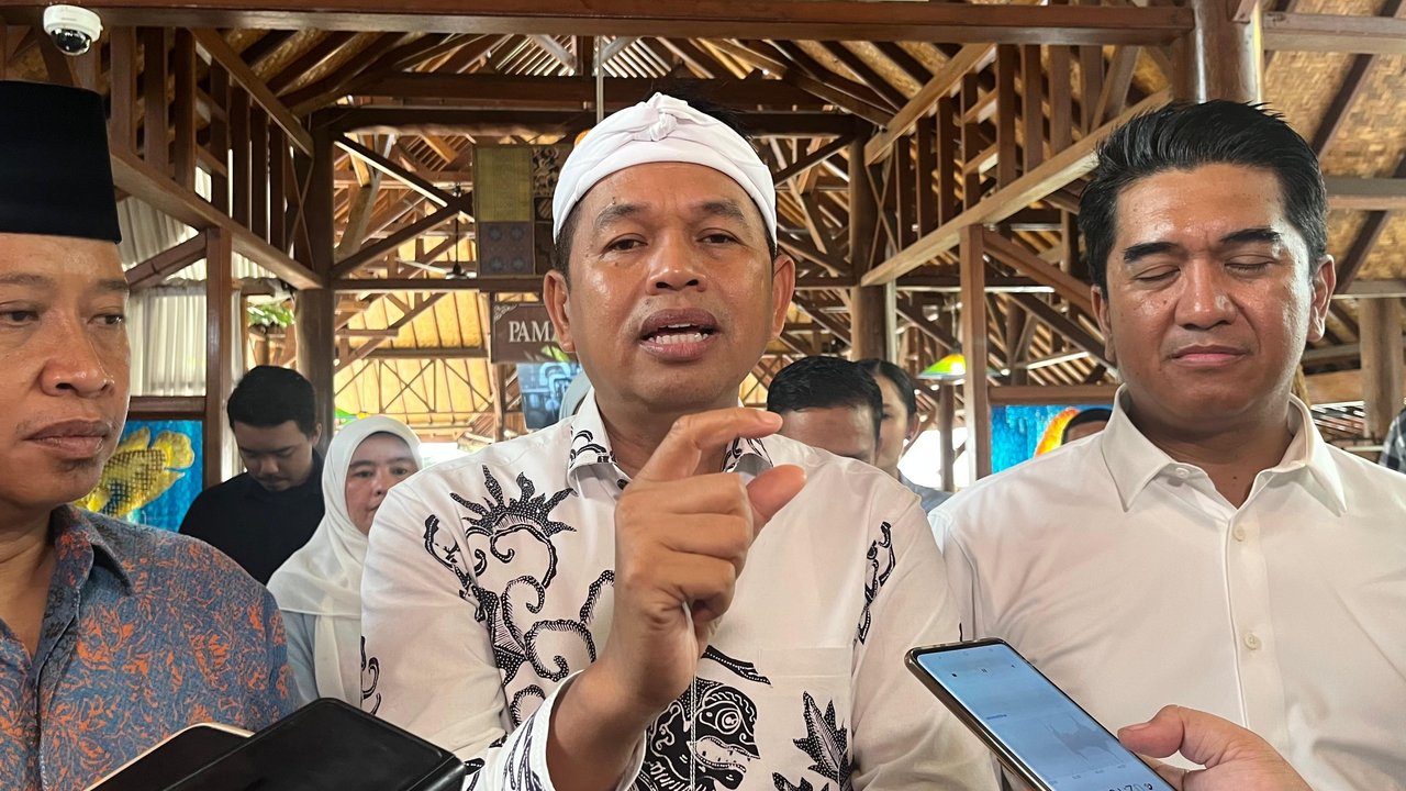 Gubernur Jawa Barat terpilih, Dedi Mulyadi menemui Wali Kota Depok terpilih, Supian Suri di salah satu rumah makan kawasan Universitas Indonesia. (Liputan6.com/Dicky Agung Prihanto)