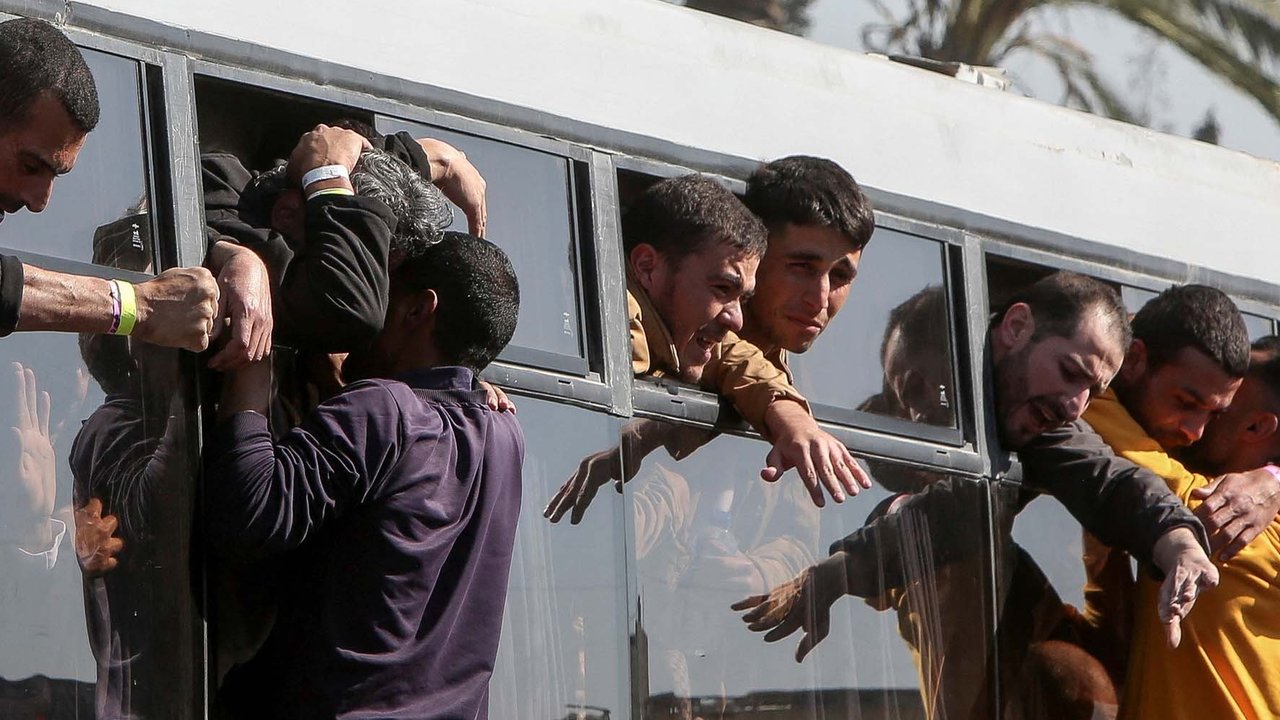 Tahanan Palestina memeluk anaknya dari balik jendela bus di Khan Younis, Jalur Gaza Selatan, Palestina, (15/02/2025).