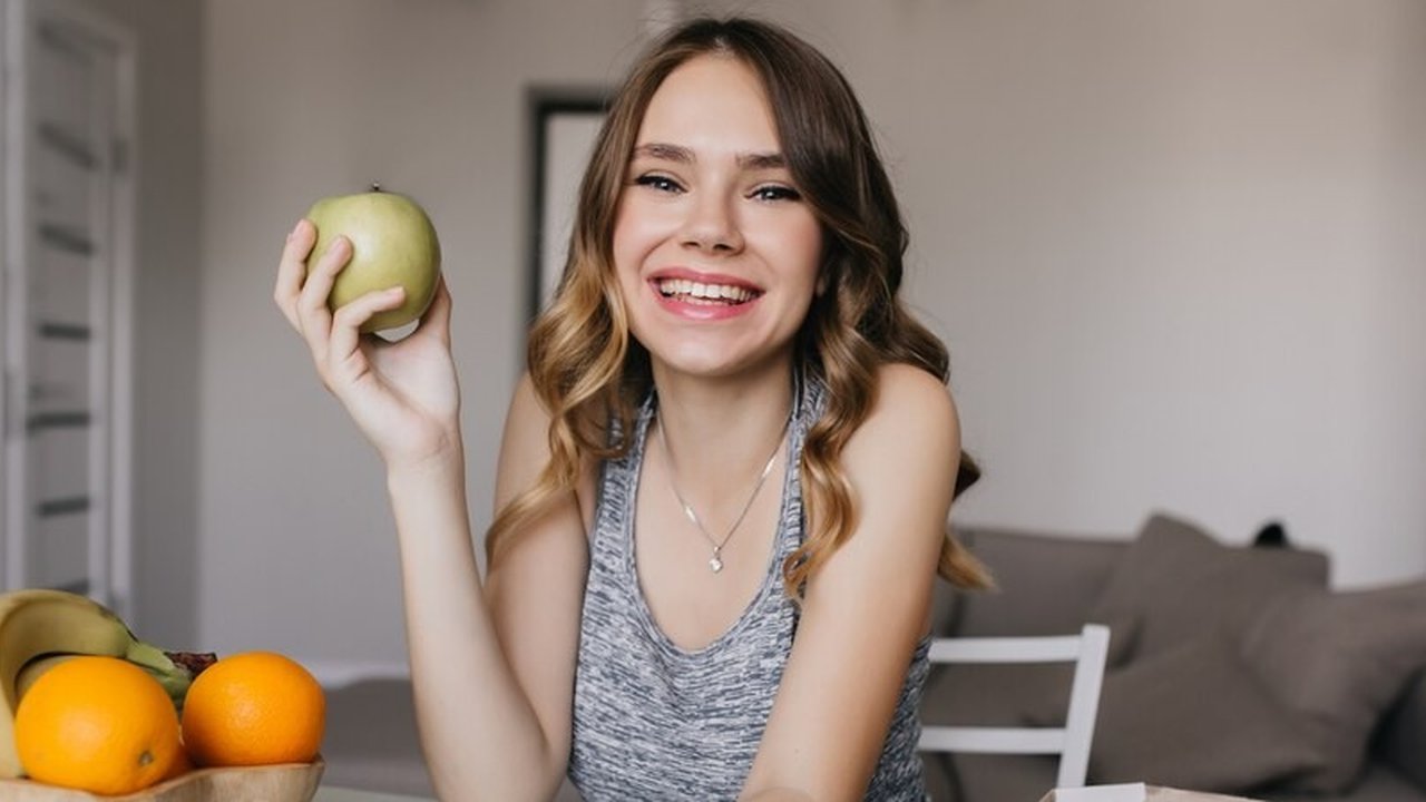 Ilustrasi Makan Buah