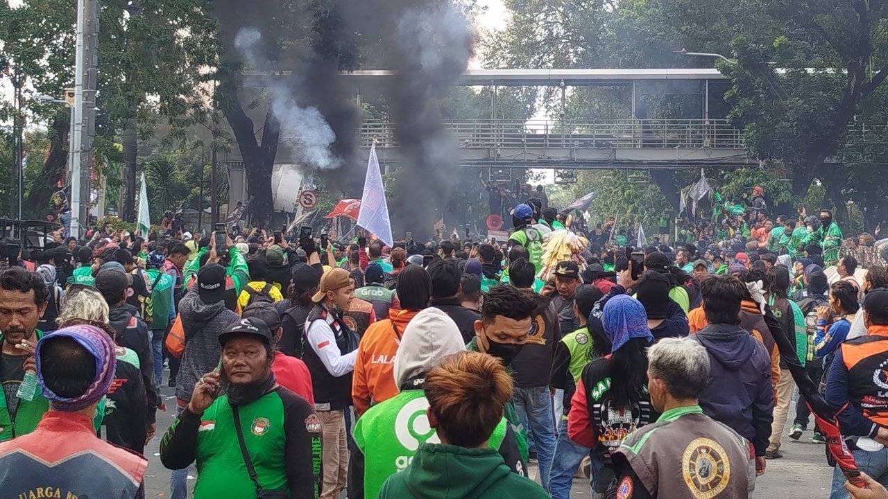 Situasi Terkini Demo Ojol di Patung Kuda Monas, Ada Massa Lempar Petasan ke Polisi
