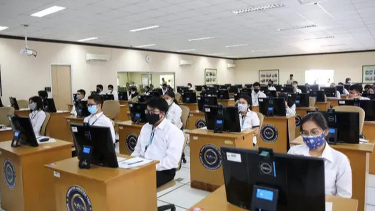 Ekspresi peserta saat mengikuti Seleksi Kompetensi Dasar (SKD) berbasis Computer Assisted Test (CAT) untuk CPNS Kementerian Agraria Tata Ruang/Badan Pertanahan Nasional (ATR/BPN) di Kantor BK