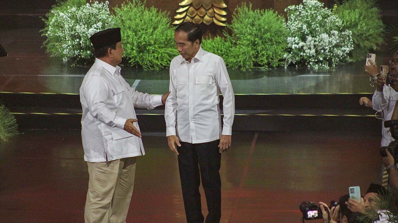 Presiden yang juga Ketua Umum Partai Gerindra Prabowo Subianto (kiri) bersama Presiden Ke-7 Joko Widodo saat perayaan HUT Ke-17 Partai Gerindra di Sentul International Convention Center, Bogor, Jawa Barat, Sabtu (15/2/2025).