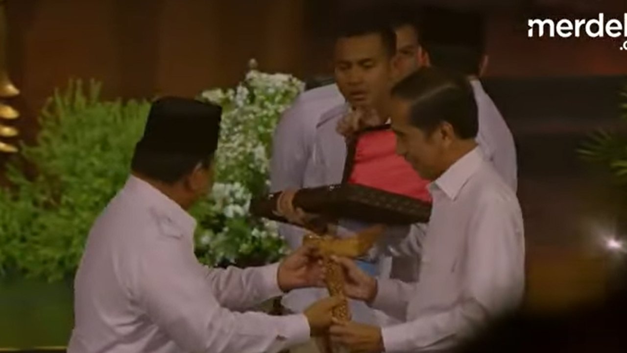 Wajah Semringah Jokowi Spesial Dihadiahi Keris Emas dari Prabowo
