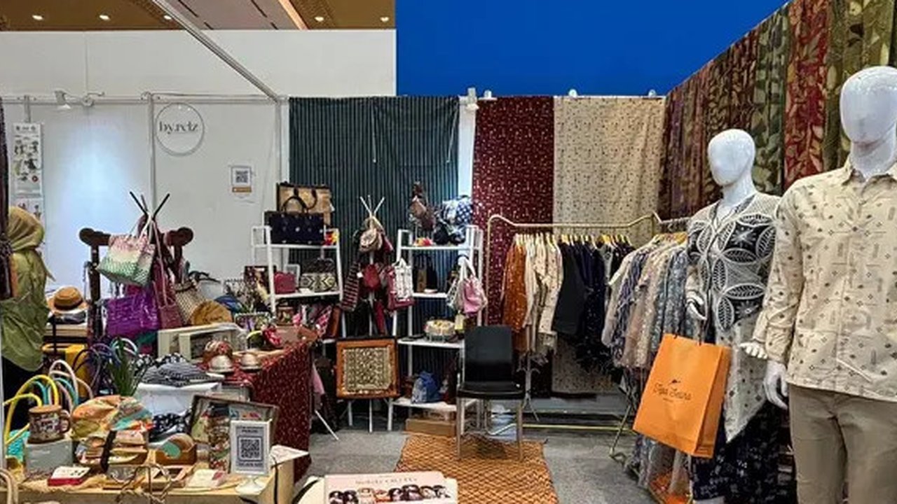 Di tengah kesibukan pameran INACRAFT 2025, ada satu tempat yang wajib dikunjungi, yaitu booth Rumah BUMN. Di sini, pengunjung bisa menyaksikan langsung produk kreatif unggulan dari UMKM Indon