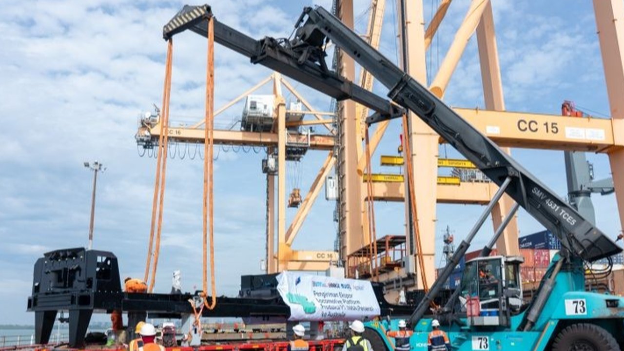 PT Terminal Petikemas Surabaya (TPS) berhasil mengirim dua unit Locomotive Platform produksi INKA ke Australia pada 12 Februari 2025, menandai langkah penting Indonesia dalam pasar global manufaktur kereta api.