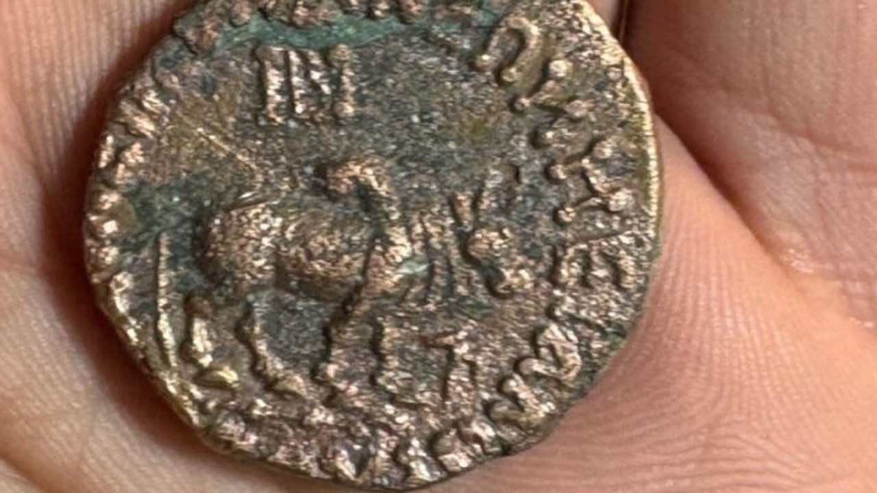 Arkeolog Temukan Koleksi Artefak Berusia 2.000 di Situs Buddha, Ada Koin Sampai Jimat Berbentuk Kaki