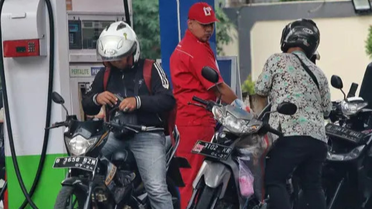 Sejumlah kendaraan mengantri di SPBU kawasan Kuningan, Jakarta, Sabtu (3/9/2022). Pemerintah akhirnya menaikan harga BBM bersubsidi, Adapun harga BBM yang mengalami kenaikan yaitu Pertalite m