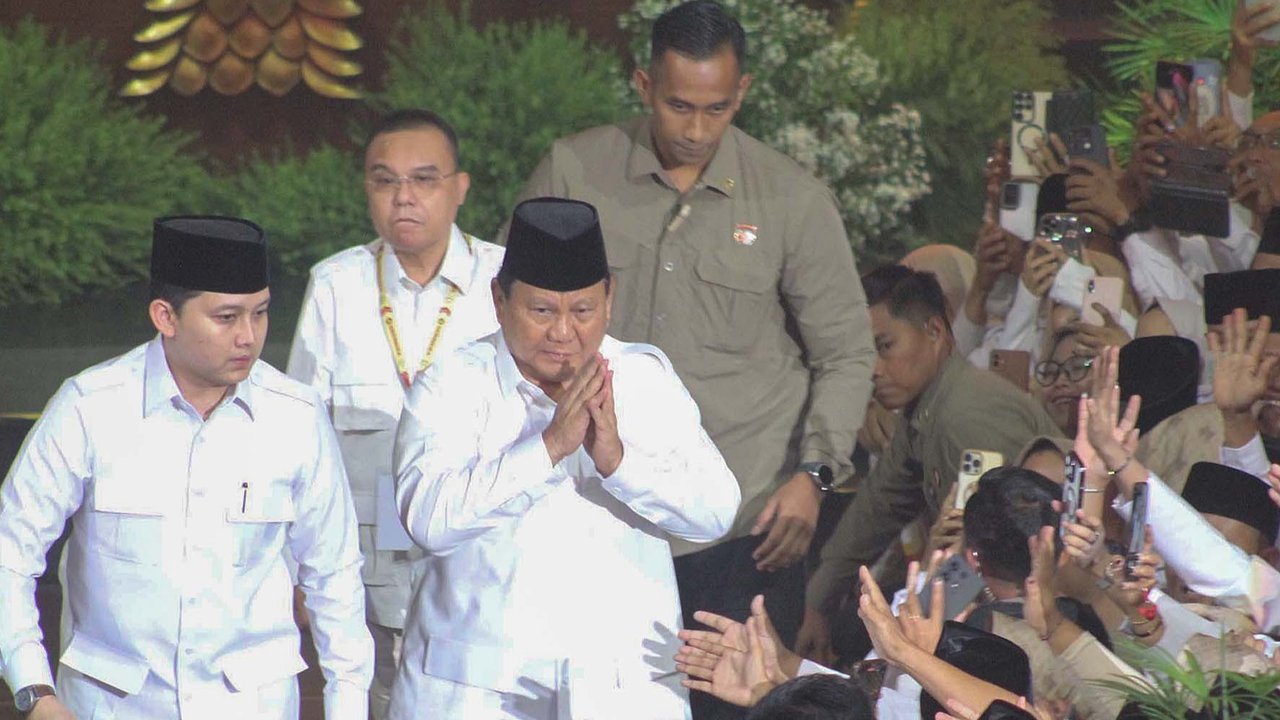 Presiden yang juga Ketua Umum Partai Gerindra Prabowo Subianto (kiri) bersama Presiden Ke-7 Joko Widodo saat perayaan HUT Ke-17 Partai Gerindra di Sentul International Convention Center, Bogor, Jawa Barat, Sabtu (15/2/2025).