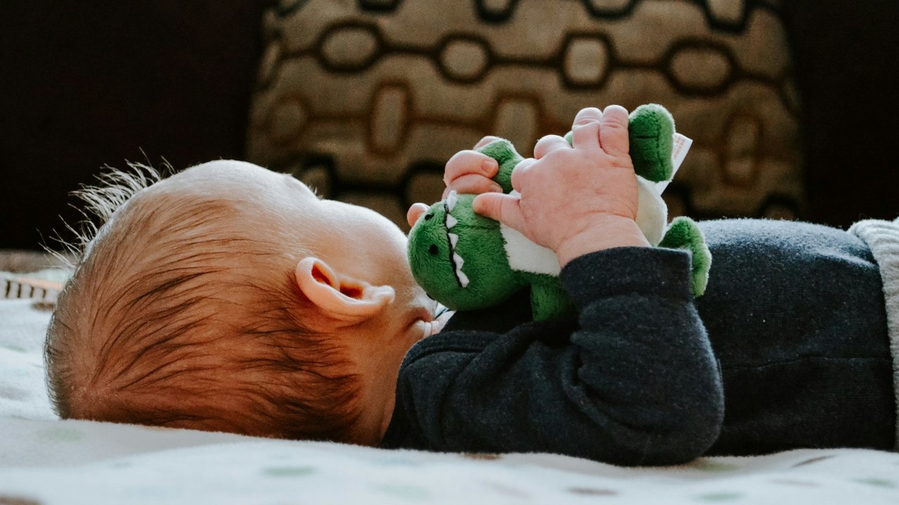 Ilustrasi rambut bayi. (Foto: Unsplash/Kelly Sikkema)
