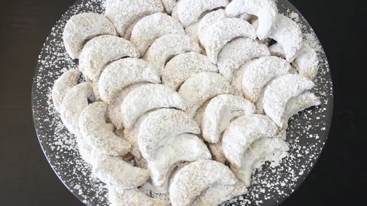 Sepiring kue putri salju. (Liputan6.com/IG/yummy.idn)