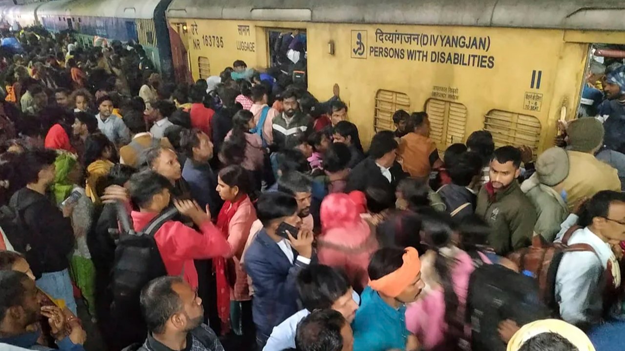 kerumunan massa di stasiun kereta delhi