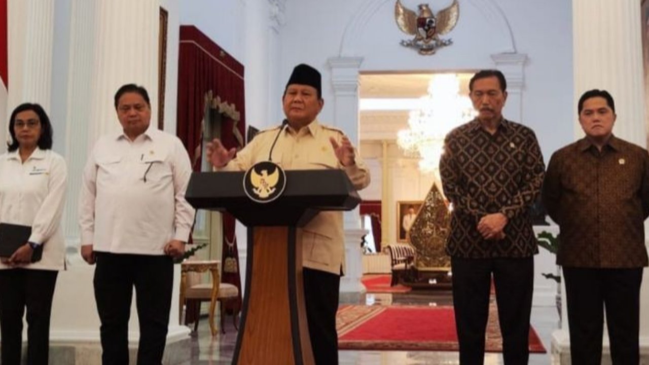 Presiden Prabowo Subianto akan meresmikan bank emas pertama di Indonesia pada 26 Februari 2025, sebagai upaya untuk menyimpan komoditas emas dalam negeri dan mengurangi ketergantungan ekspor.