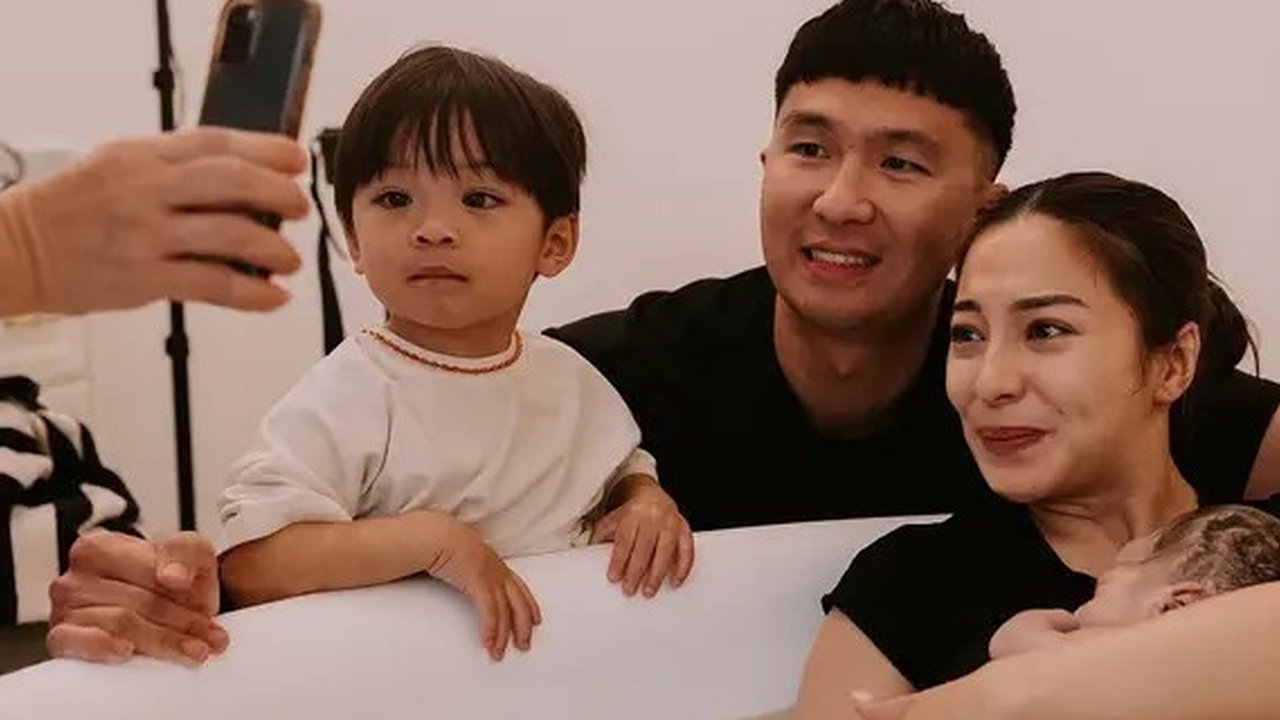 Potret Nikita Willy Momong Dua Buah Hati. (Sumber: Instagram/nikitawillyofficial94/yorafebrina)