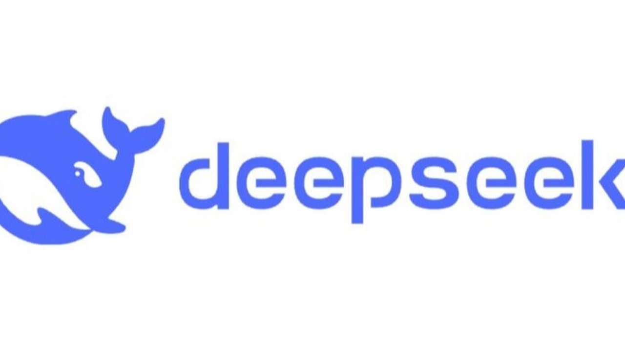 Perkembangan AI DeepSeek dari China menantang dominasi ChatGPT, menciptakan peluang dan tantangan ekonomi bagi Indonesia yang perlu memanfaatkan teknologi ini dengan bijak dan mempersiapkan SDM.