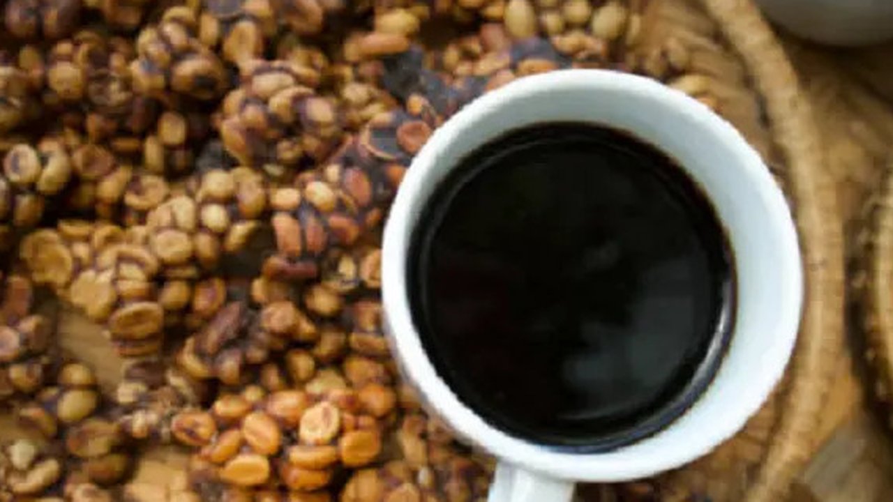 Gambar pada 26 Januari 2023 ini menunjukkan orang-orang memegang es Americano selama wawancara dengan AFP di sebuah jalan di Seoul. Kopi sederhana -- segelas espresso yang disajikan di atas e