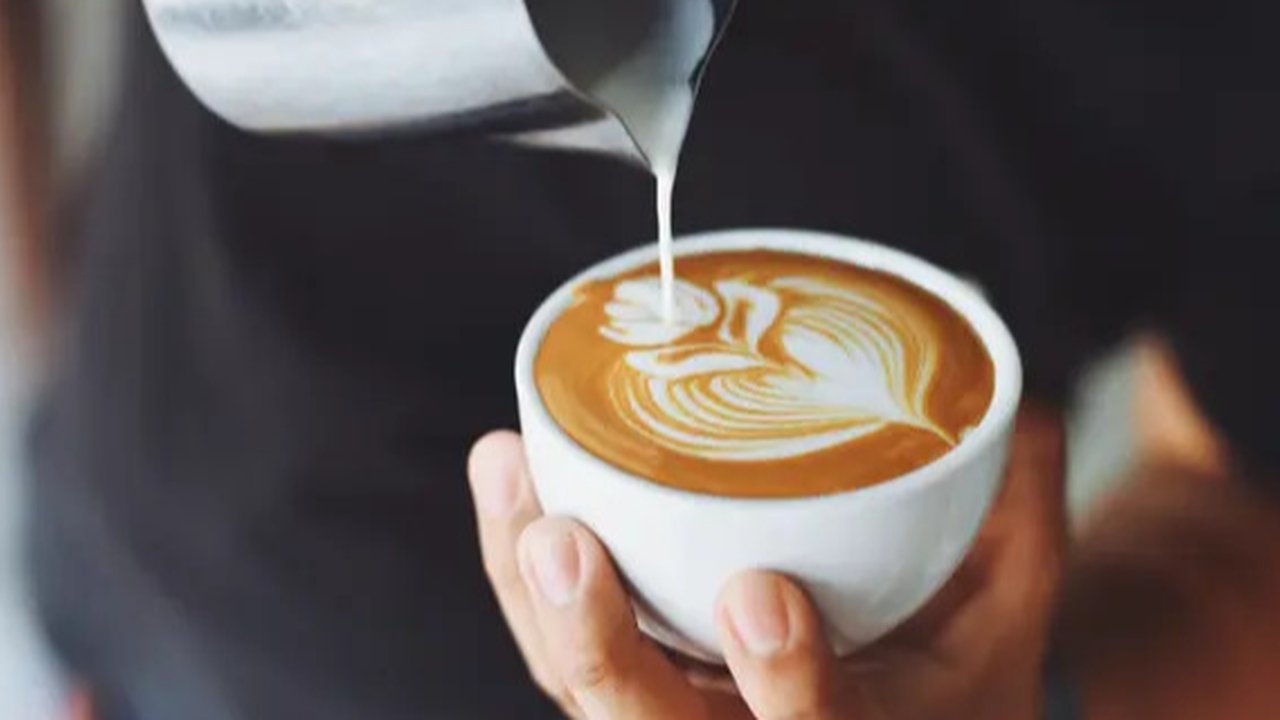Sudah kekinian, rasanya nikmat pula. Es kopi gula aren ini patut dicoba dibuat sendiri. (dok. Masak.tv/Dinny Mutiah)