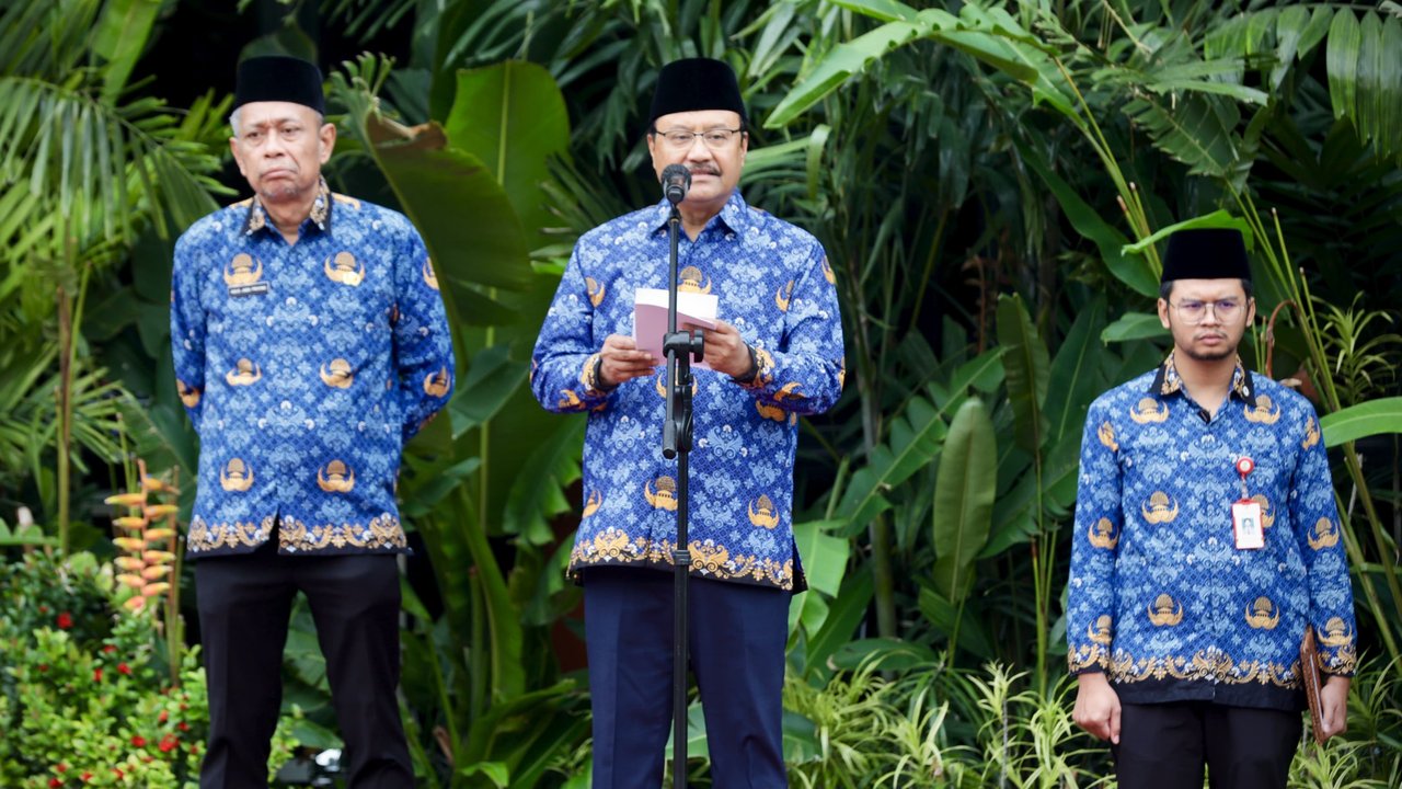 Gus Ipul dalam apel di halaman kantor Kemensos