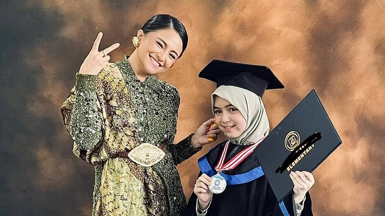 Potret Marshanda Dampingi Sienna Wisuda. (instagram/marshanda99)
